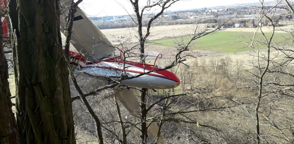 VIDEO: Kluzák na letiště nedoletěl a skončil ve větvích stromů, podle odborníků chyboval pilot