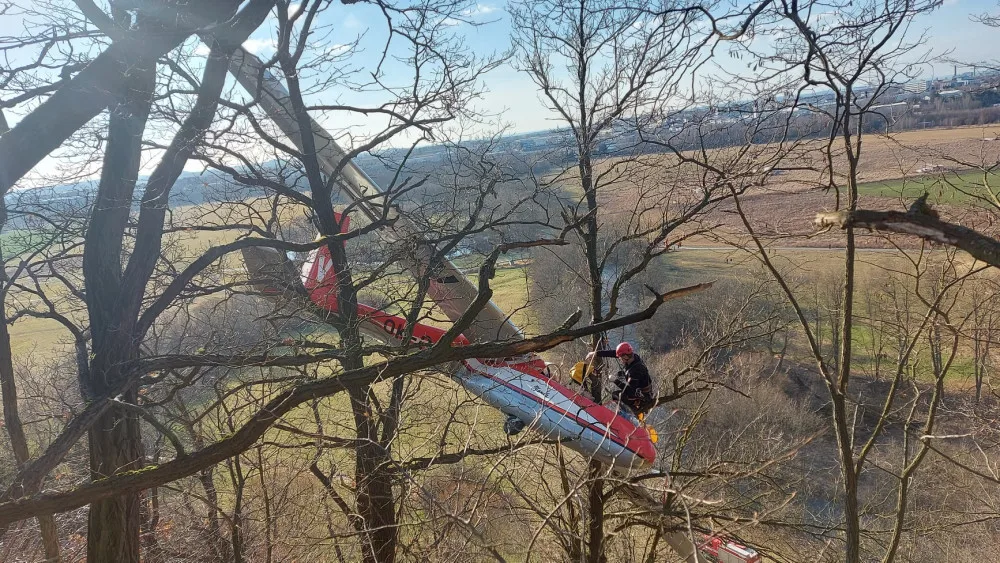 VIDEO: Kluzák na letiště nedoletěl a skončil ve větvích stromů, podle odborníků chyboval pilot
