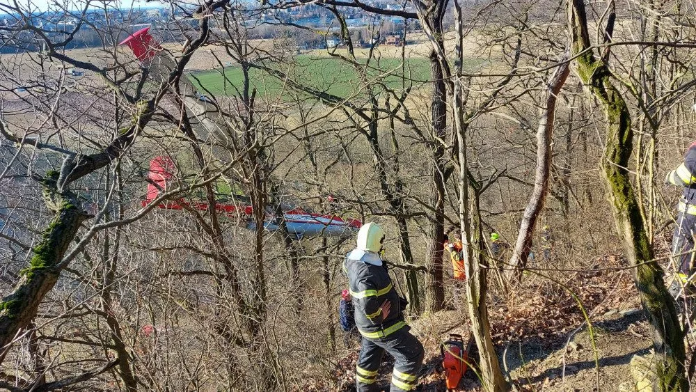VIDEO: Kluzák na letiště nedoletěl a skončil ve větvích stromů, podle odborníků chyboval pilot
