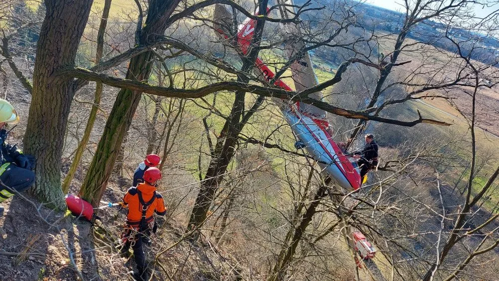 VIDEO: Kluzák na letiště nedoletěl a skončil ve větvích stromů, podle odborníků chyboval pilot