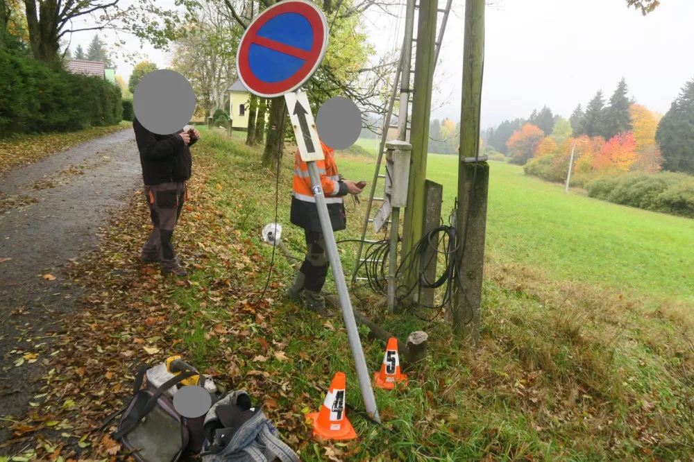 Neznámý řidič náklaďáku se dřevem zpřetrhal telefonní vedení, zdemoloval dva sloupy, jednu značku a ujel
