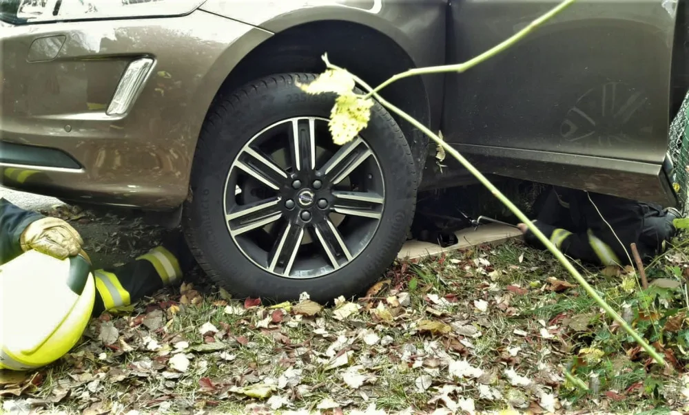 Hasiči vyprošťují vážně zraněného muže, kterého přejelo jeho vlastní auto
