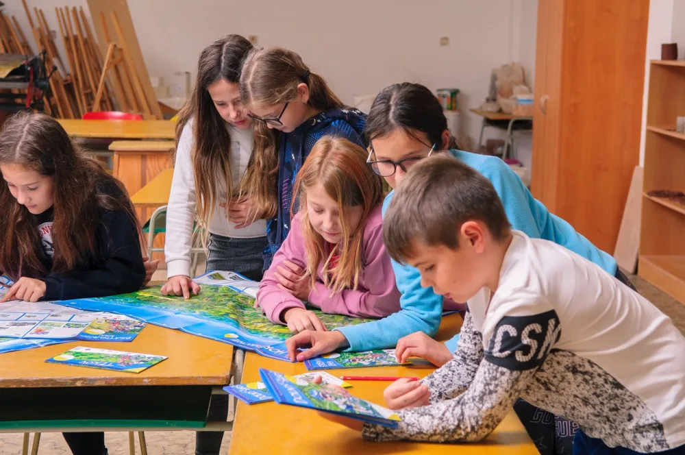 Děti z uměleckých škol malovaly obrázky známých pamětihodností pro novou cyklomapu jižního Plzeňska
