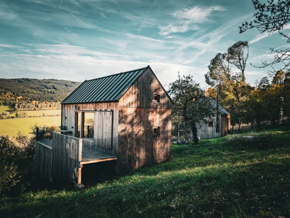 Slavné šumavské Tři domky vybudoval pražský kavárník, tyto tiny house zbožňují Češi i cizinci