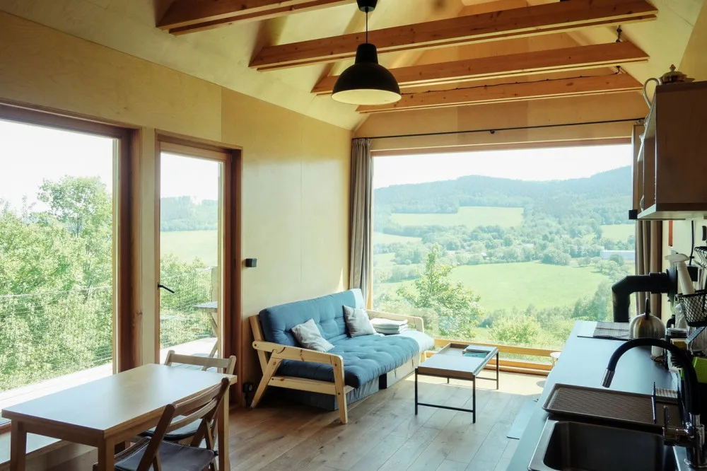 Slavné šumavské Tři domky vybudoval pražský kavárník, tyto tiny house zbožňují Češi i cizinci