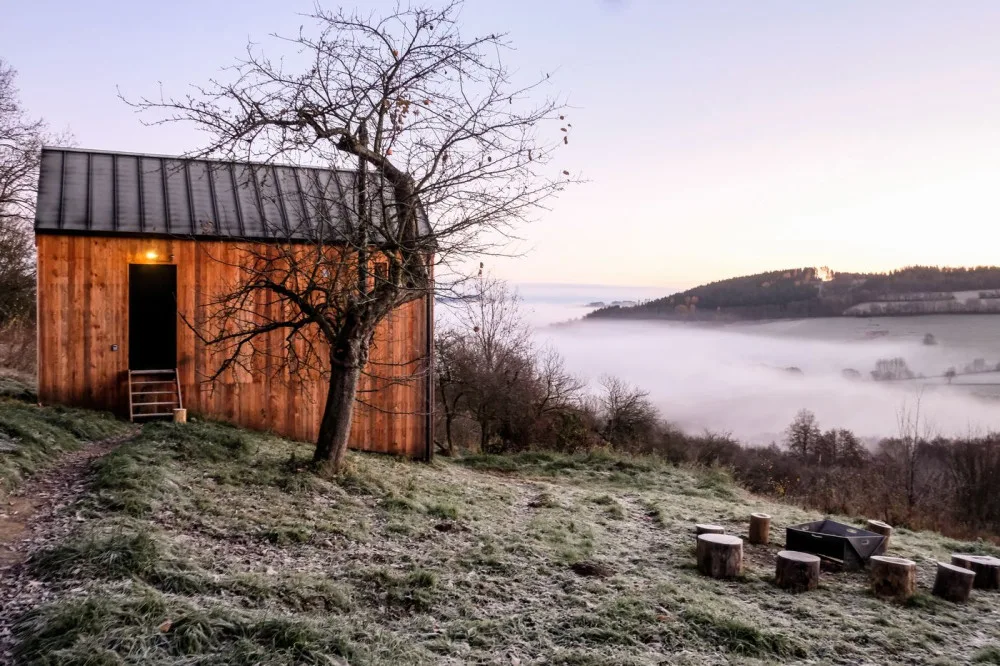 Slavné šumavské Tři domky vybudoval pražský kavárník, tyto tiny house zbožňují Češi i cizinci