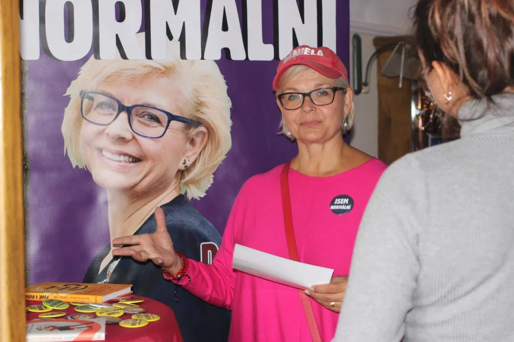 Daniela Kovářová během své předvolební kampaně do Senátu
