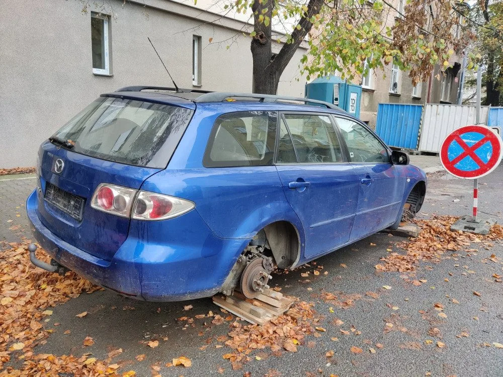 Autovraky straší v ulicích města i dlouhé měsíce, nahlásit je mohou lidé přes aplikaci v mobilu