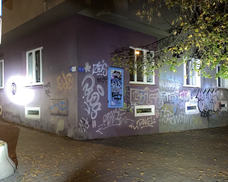 Opilý vandal čmáral sprejem po fasádách domů v centru města, policisté ho dopadli přímo při činu