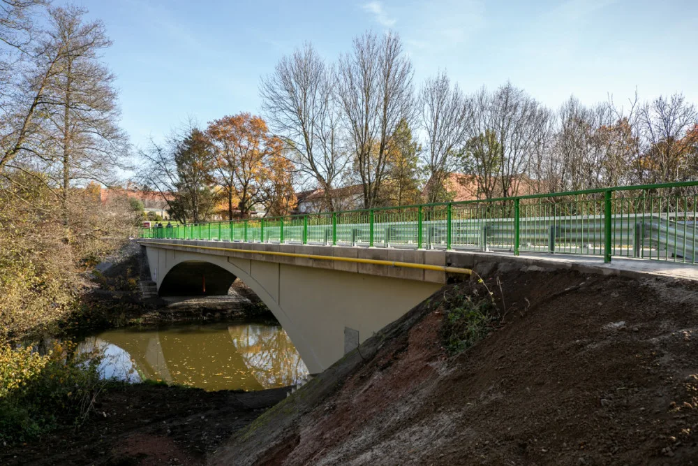 Ovčí most přes řeku Radbuzu prošel náročnou opravou za 25 milionů, už ho opět mohou využívat motoristé i pěší