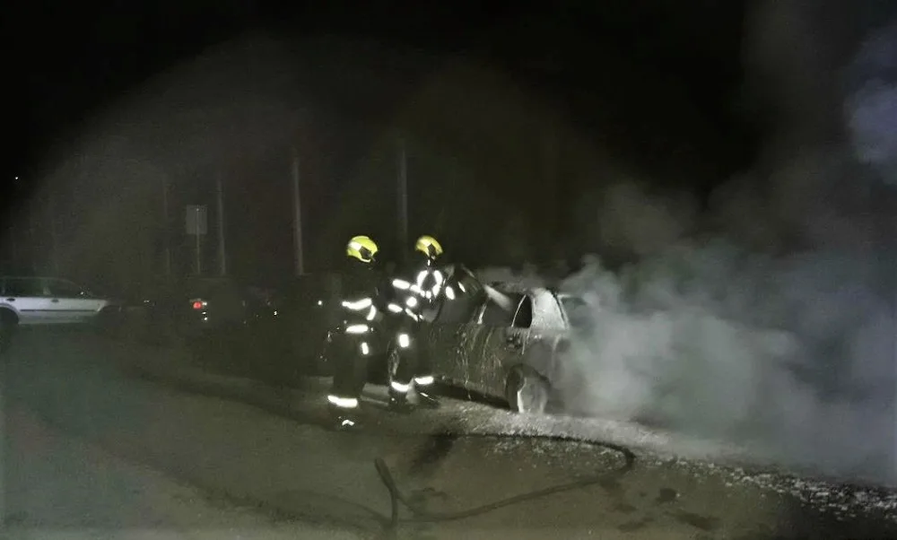 Hasiči zasahují u požáru automobilu a protihlukové stěny