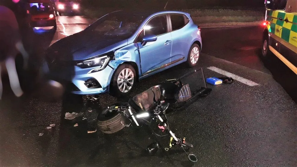Žena utrpěla těžké zranění během ranní jízdy na elektrokoloběžce, střetla se s osobním automobilem