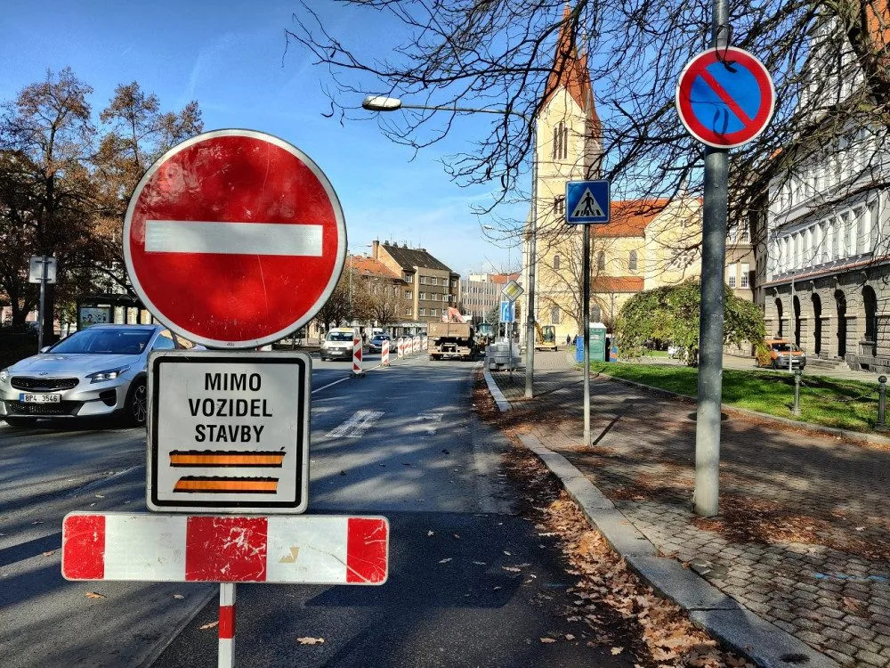 Začaly opravy silnice na rušném Chodském náměstí, vyžádají si dopravní omezení