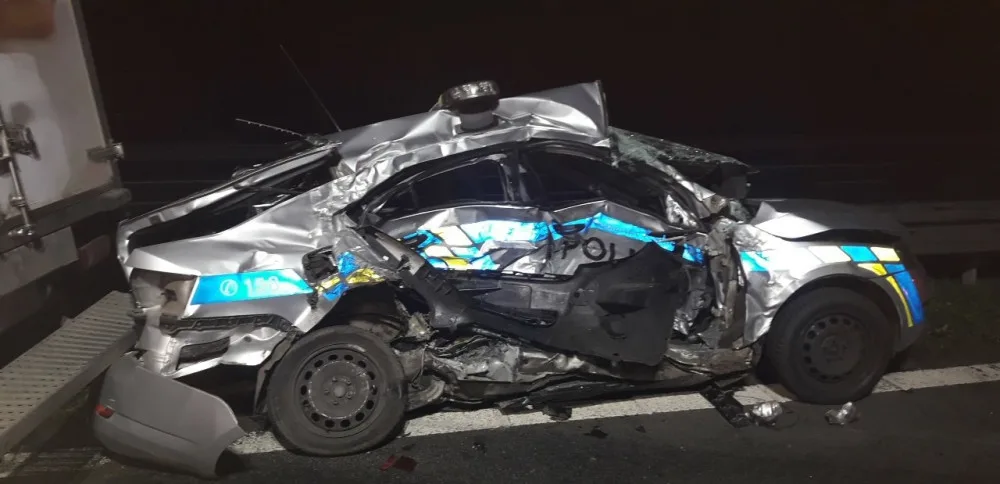 Policejní auto totálně sešrotoval cizinec s kradenou dodávkou při dramatické honičce