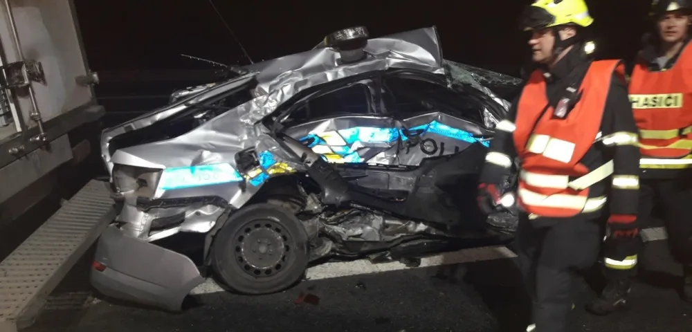 Policejní auto totálně sešrotoval cizinec s kradenou dodávkou při dramatické honičce