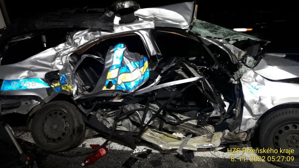 Policejní auto totálně sešrotoval cizinec s kradenou dodávkou při dramatické honičce
