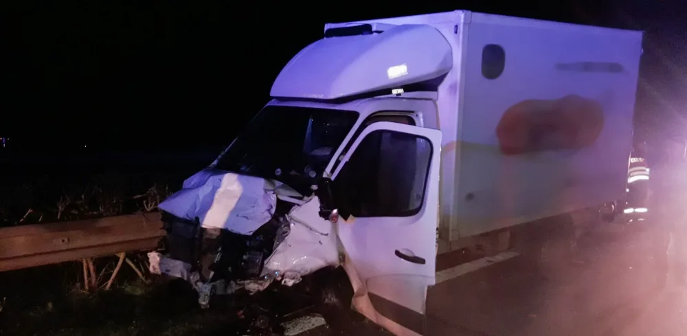 Policejní auto totálně sešrotoval cizinec s kradenou dodávkou při dramatické honičce