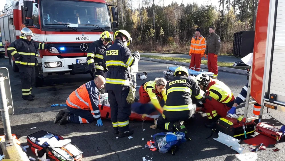 Nárazem do betonových zábran se auto převrátilo na střechu. Uvnitř zůstal zaklíněný těžce zraněný řidič