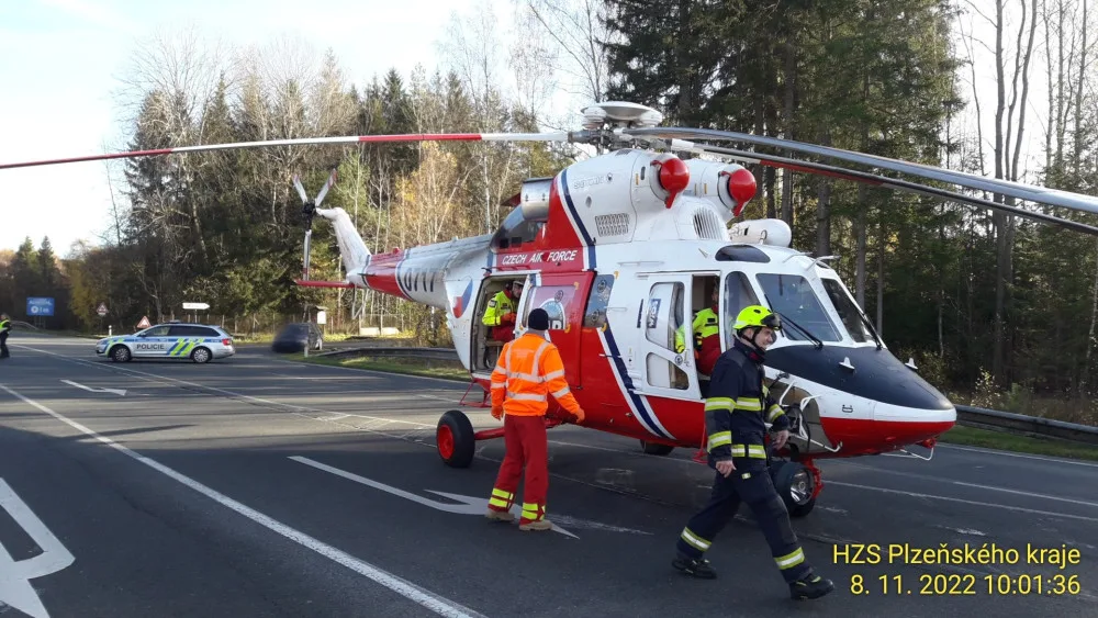 Nárazem do betonových zábran se auto převrátilo na střechu. Uvnitř zůstal zaklíněný těžce zraněný řidič