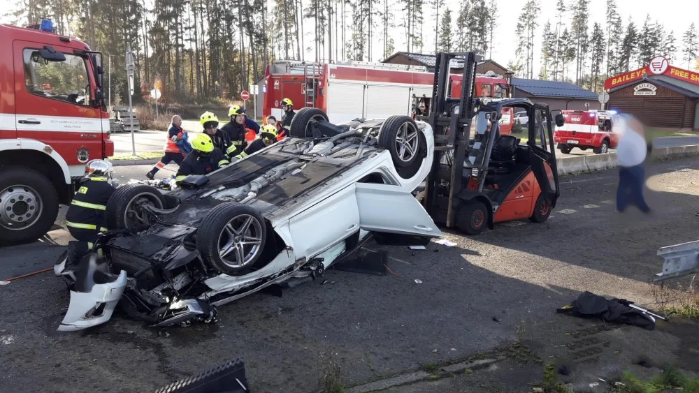 Nárazem do betonových zábran se auto převrátilo na střechu. Uvnitř zůstal zaklíněný těžce zraněný řidič