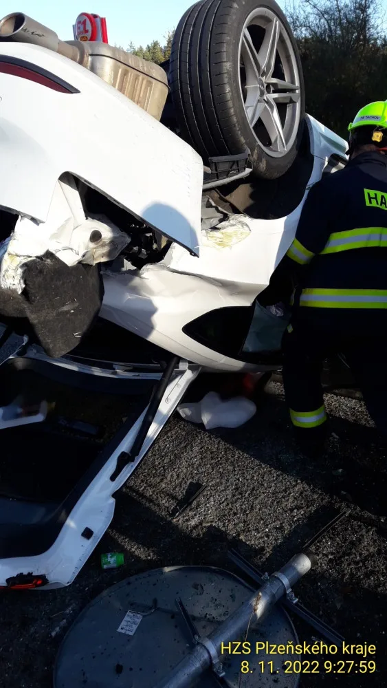 Nárazem do betonových zábran se auto převrátilo na střechu. Uvnitř zůstal zaklíněný těžce zraněný řidič