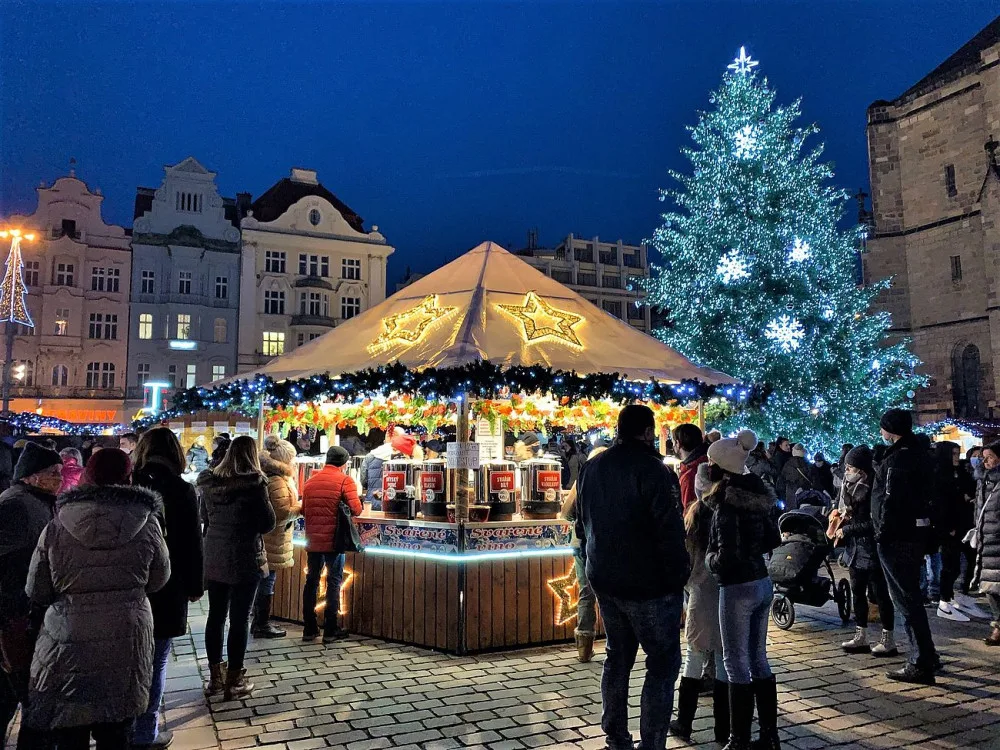 I přes dražší energie nebudou města v Plzeňském kraji šetřit na vánoční výzdobě, rozsvítí se jako obvykle
