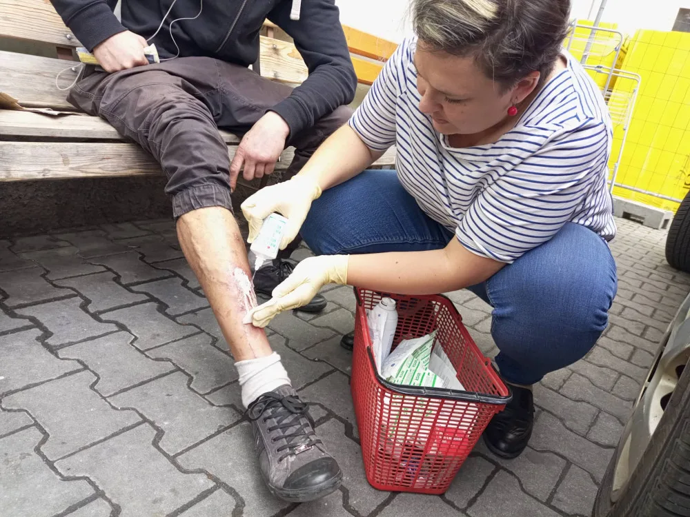 Základní ošetření pro bezdomovce v Plzni zajišťuje už čtyři měsíce projekt Street medicine