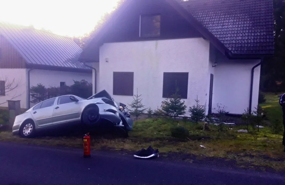 Namrzlá silnice potrápila řidičky, dvě nehody se odehrály jen pár desítek metrů od sebe