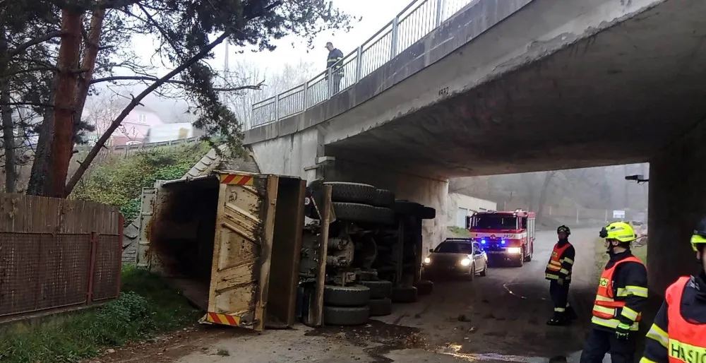 Nákladní automobil se nevešel pod most, náraz ho nekompromisně převrátil na bok