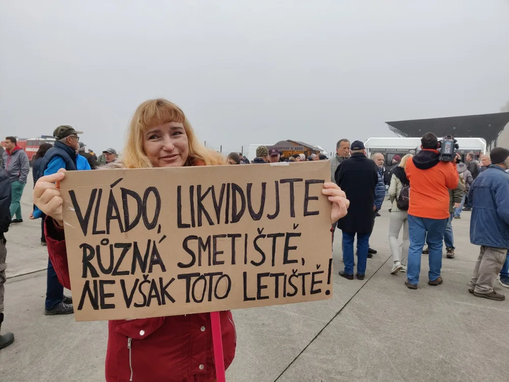 FOTO: Stovky lidí protestovaly proti zrušení letiště Líně, ustoupit by mělo stavbě gigafactory