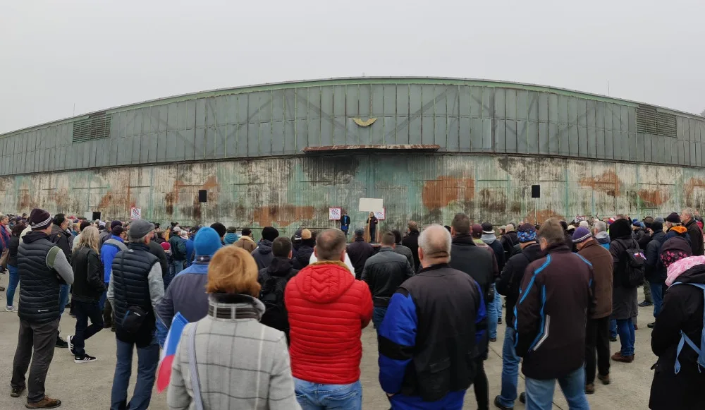 FOTO: Stovky lidí protestovaly proti zrušení letiště Líně, ustoupit by mělo stavbě gigafactory