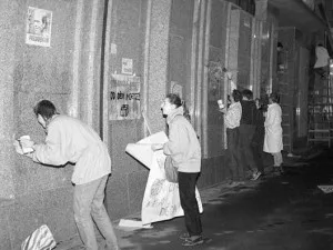 Studenti vylepují plakáty na tehdejší sídlo KV KSČ