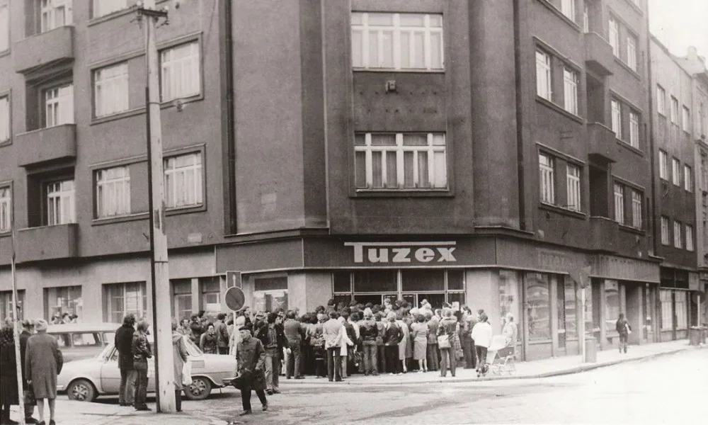 Plzeňský TUZEX na rohu Kollárovy ulice