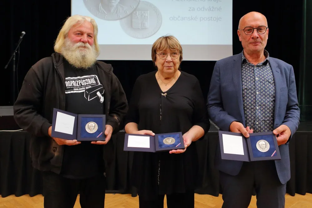 Zleva Miroslav Skalický, Anna Röschová, která převzala cenu za nepřítomného manžela a Martin Svoboda