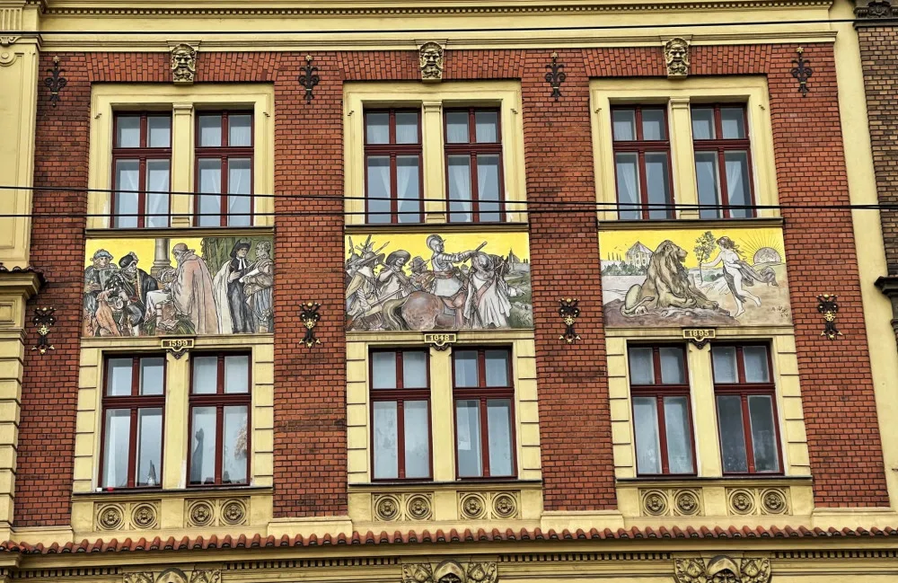 Legendární malíř v Plzni vyzdobil 19 měšťanských domů, dnes si město připomíná 170 let od jeho narození