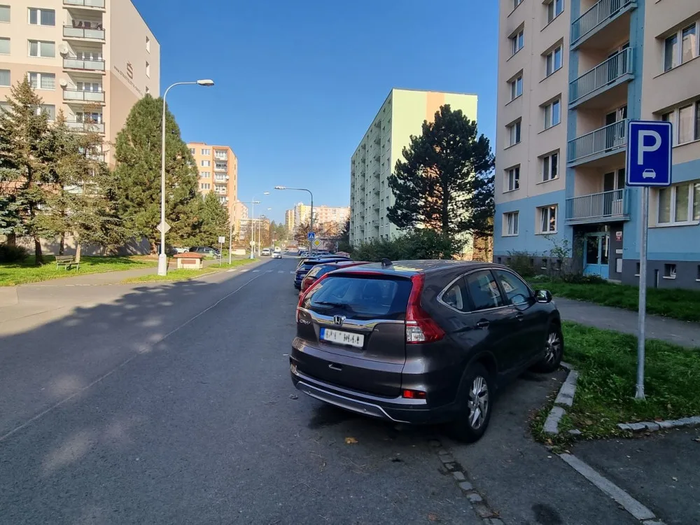 Radnice chce naučit řidiče správně parkovat, připravili pro ně informační kampaň