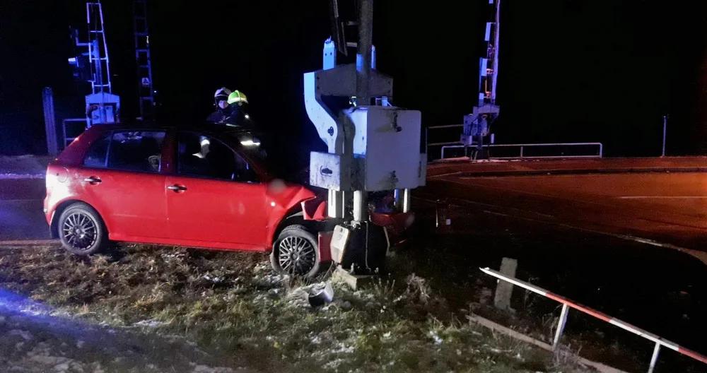 Osobní automobil čelně narazil do mechanismu závor u železničního přejezdu
