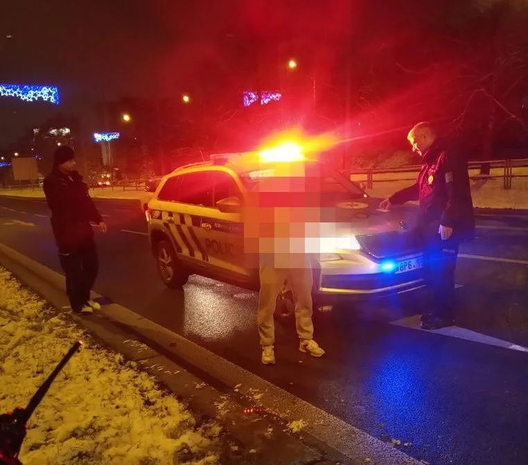 Agresivní mladík pod vlivem alkoholu napadl dvě strážnice, další opilý muž ujížděl policistům