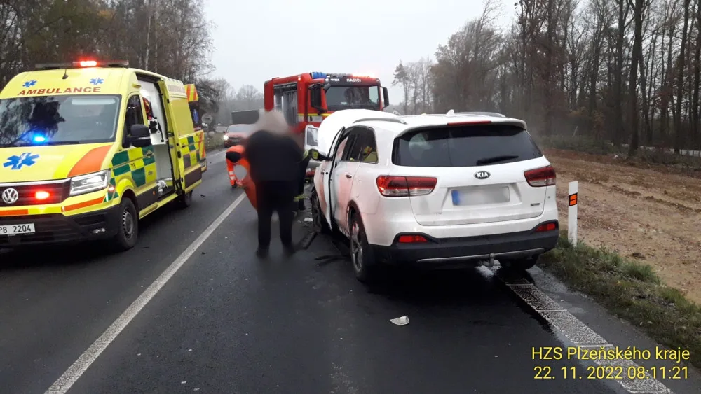 Mladý motorista utrpěl velmi těžké zranění při čelním střetu dvou osobáků. Na mokré silnici dostal smyk