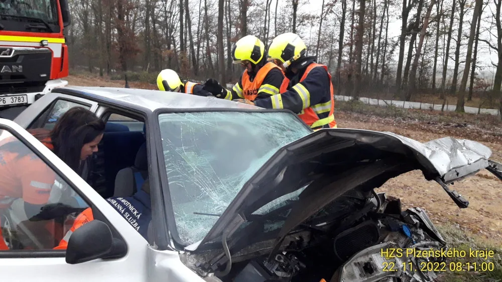 Mladý motorista utrpěl velmi těžké zranění při čelním střetu dvou osobáků. Na mokré silnici dostal smyk