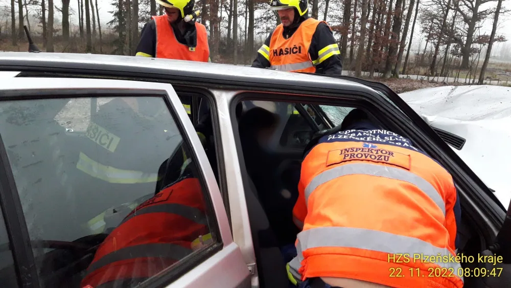 Mladý motorista utrpěl velmi těžké zranění při čelním střetu dvou osobáků. Na mokré silnici dostal smyk