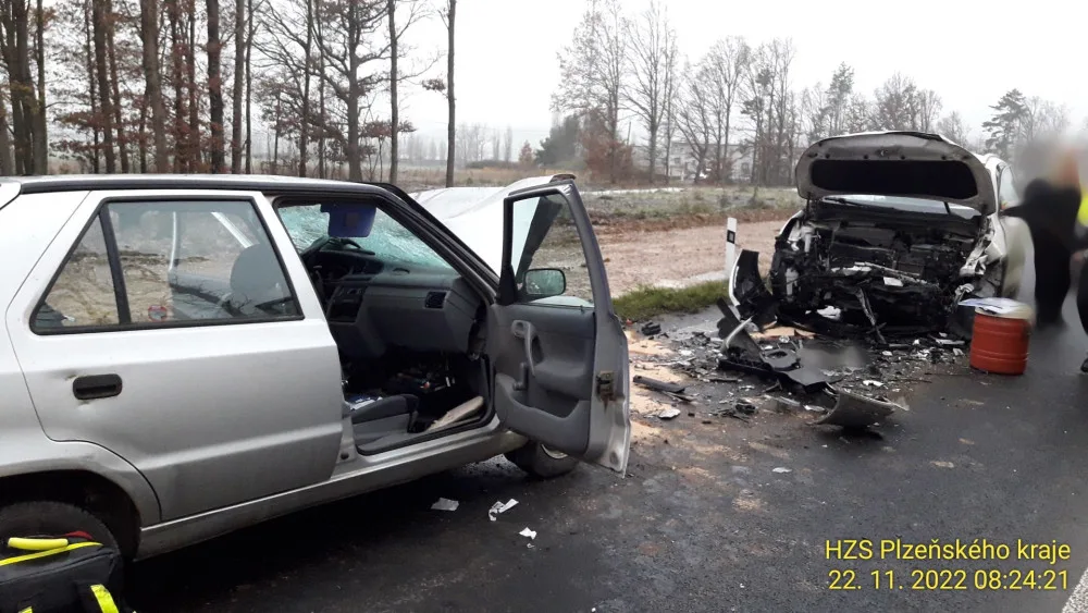 Mladý motorista utrpěl velmi těžké zranění při čelním střetu dvou osobáků. Na mokré silnici dostal smyk