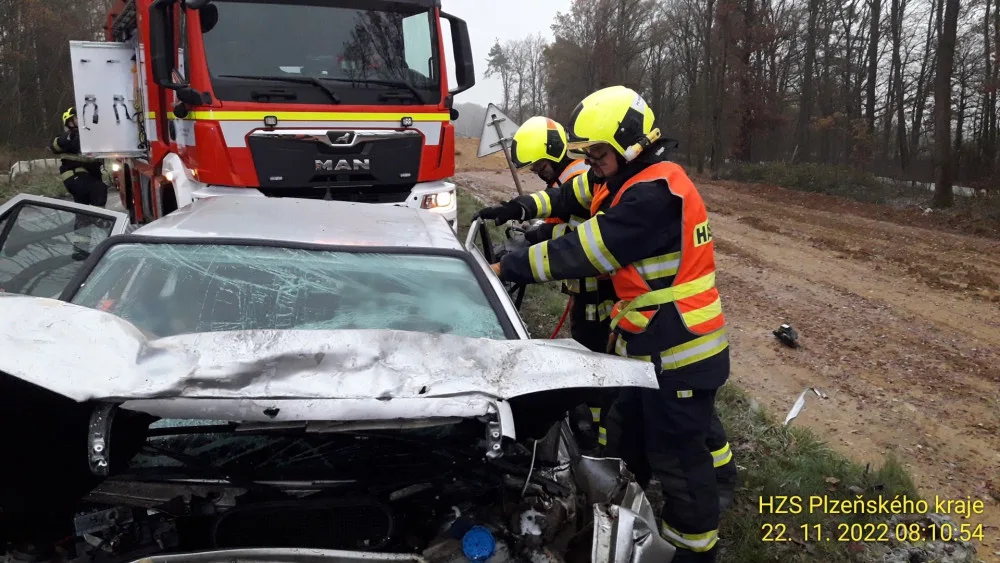 Mladý motorista utrpěl velmi těžké zranění při čelním střetu dvou osobáků. Na mokré silnici dostal smyk