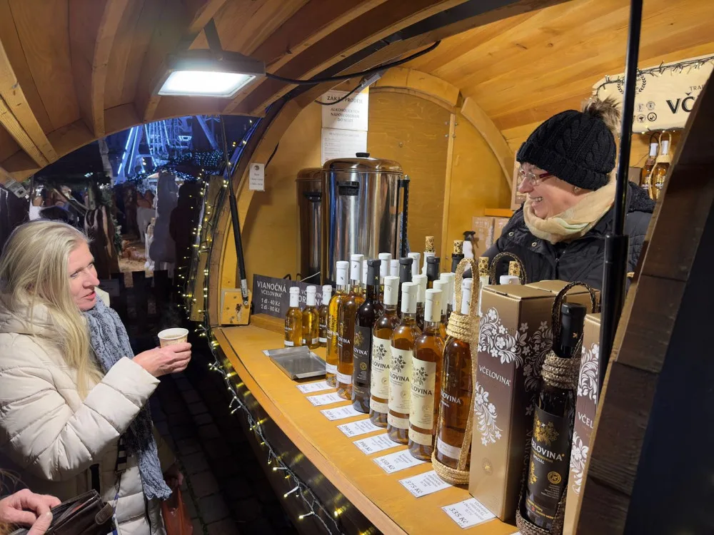 Velkolepé Adventní trhy na plzeňském náměstí Republiky přilákaly hned první den stovky návštěvníků