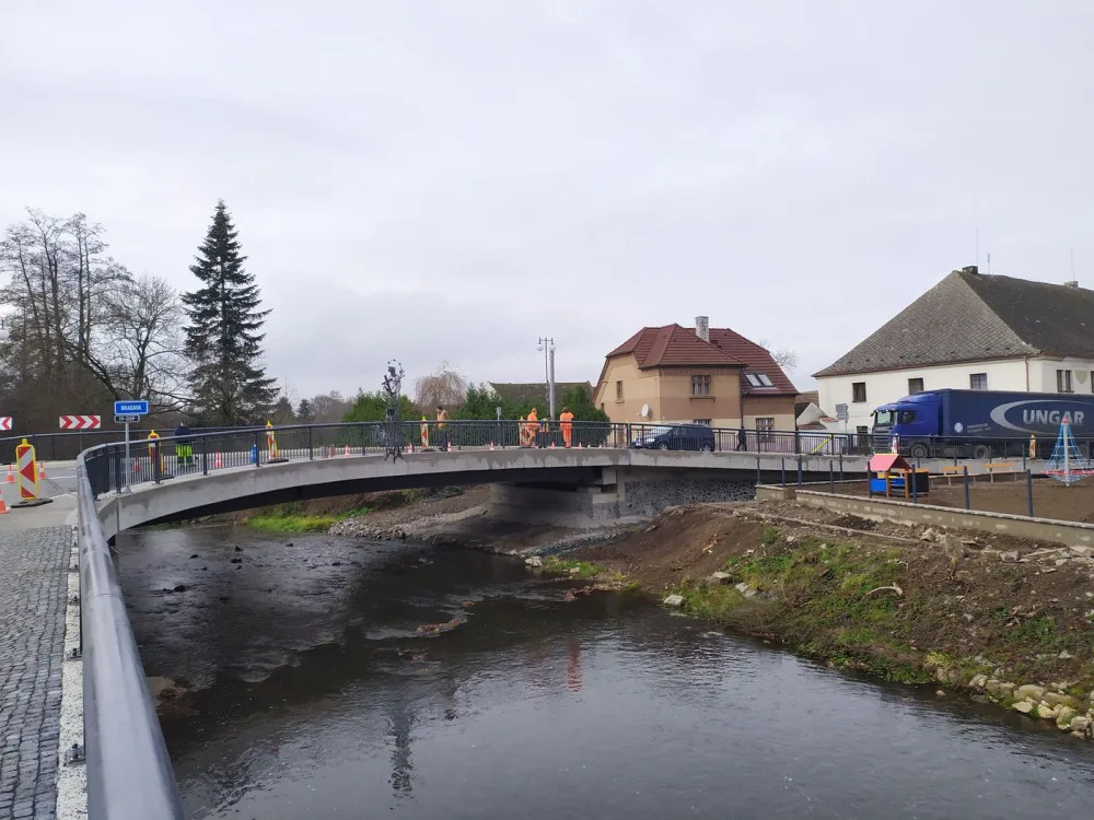 Motoristé už využívají nově postavený most přes řeku Bradavu, zdobí ho kovaná socha Jana Nepomuckého