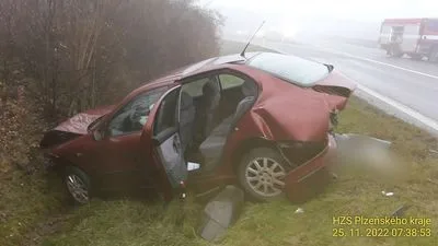 Nehoda osmi osobáků, které se srazily v mlze ochromila před Plzní provoz na hlavním silničním tahu I/27