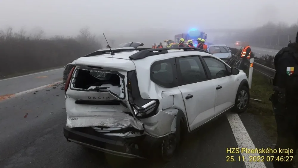 Nehoda osmi osobáků, které se srazily v mlze ochromila před Plzní provoz na hlavním silničním tahu I/27