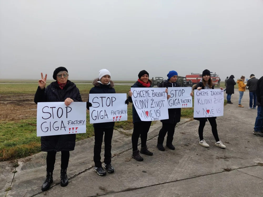 Při prvním protestu se sešly stovky lidí přímo na letišti.