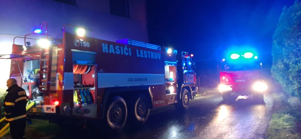 Ve stodole shořely při nočním požáru dva automobily, způsobená škoda se vyšplhala k milionu korun
