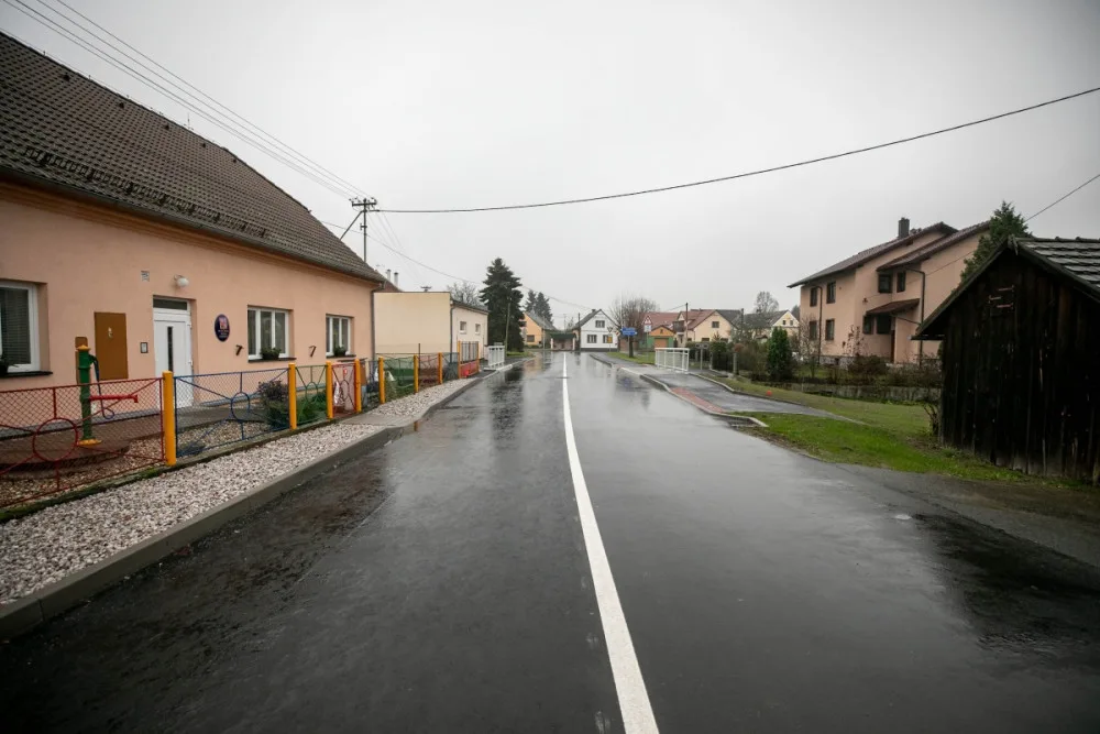 Řidiči už mohou využívat opravený most v Luženičkách u Domažlic i křižovatku na Horšovský Týn